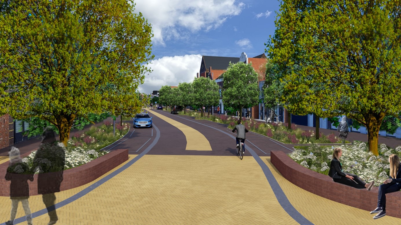 Sfeerbeeld van De Nieuwe Singel in Sneek na de herinrichting: een brede straat met een lichtgekleurde middenstrook, bakstenen plantenbakken met bloemen, bomen aan weerszijden, een fietser, een auto en mensen die op een muurtje zitten.